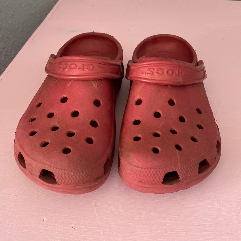 Red crocs Wms 8 Mens 6